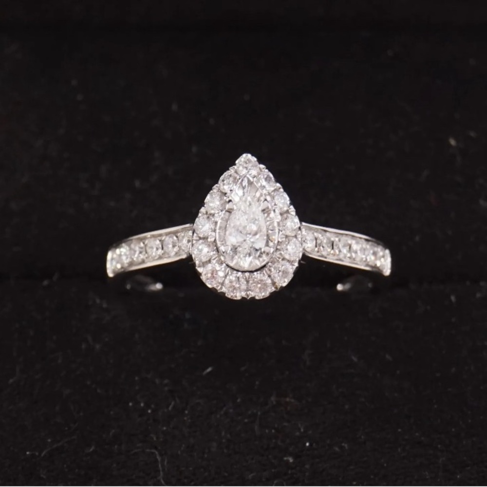 New! Never been worn! 14K White Gold Diamond Wedding Ring